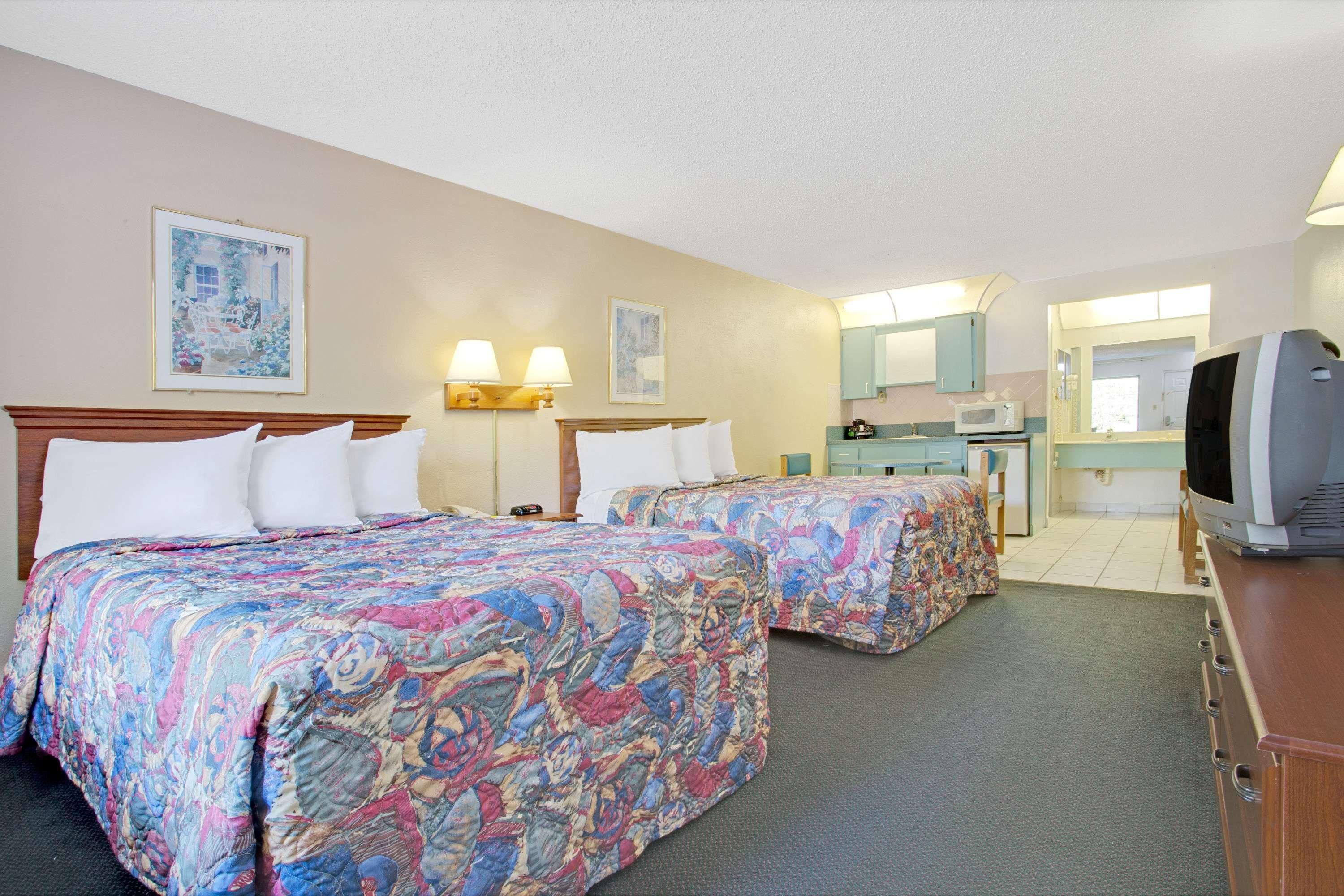 Days Inn By Wyndham Clearwater/Central Eksteriør bilde